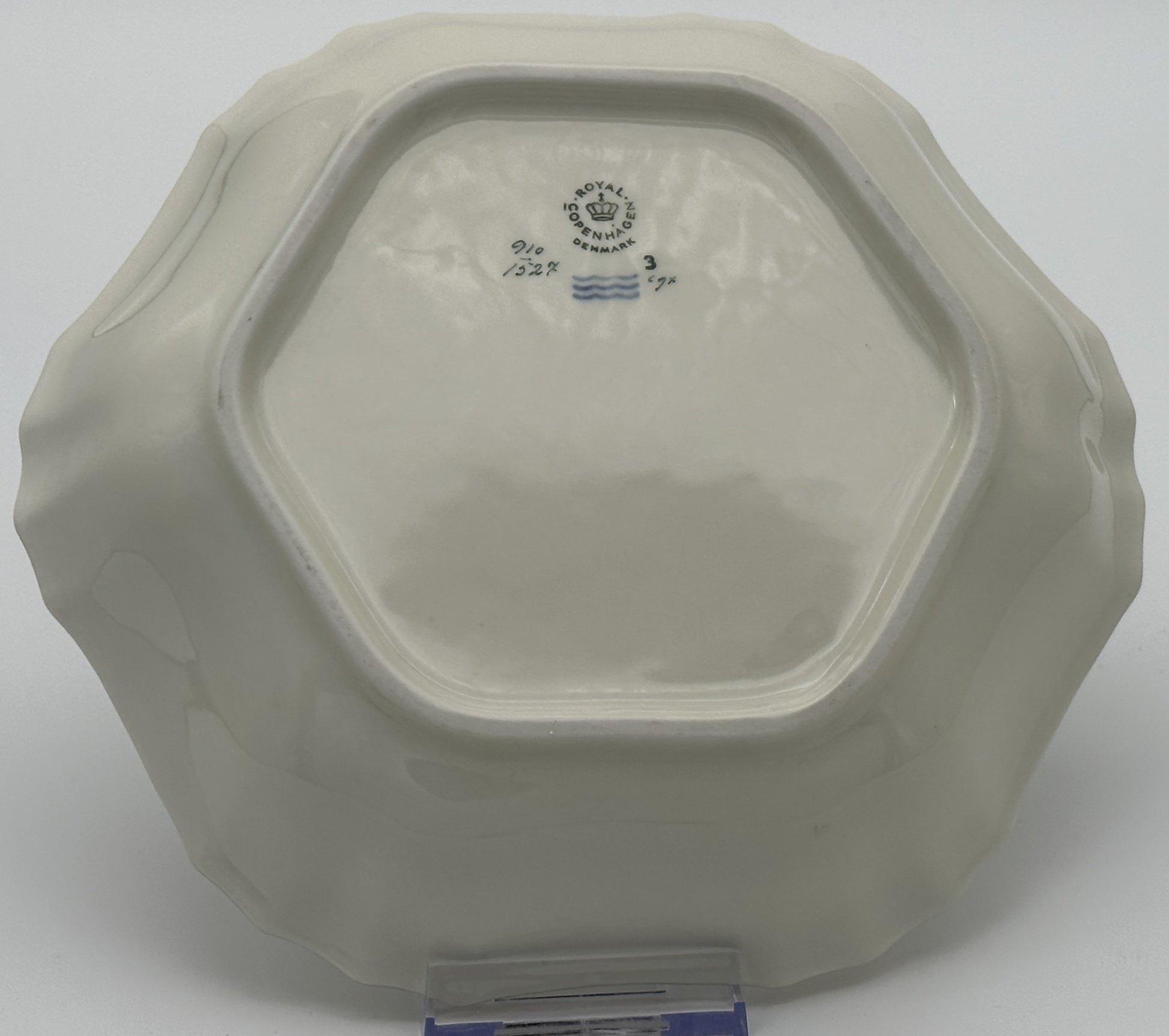 Royal Copenhagen - Frijsenborg - 6 sided bowl - No 910/1527 - Ø21  - cute bowl - Flower decorated bowl - Scandinapan