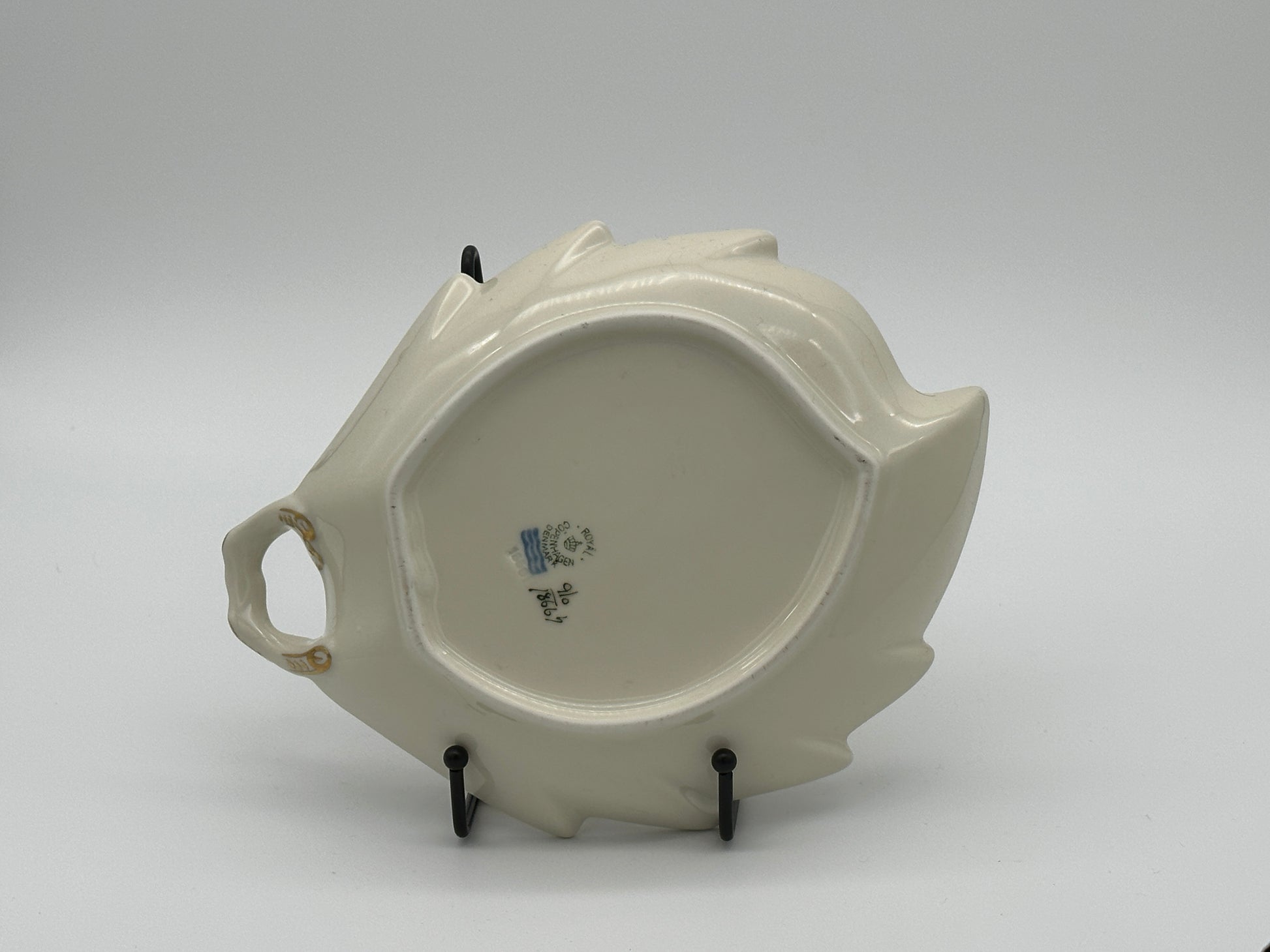 Royal Copenhagen - Frijsenborg - Leaf bowl - No 1866 - 23cm x 17cm cute bowl Scandinapan