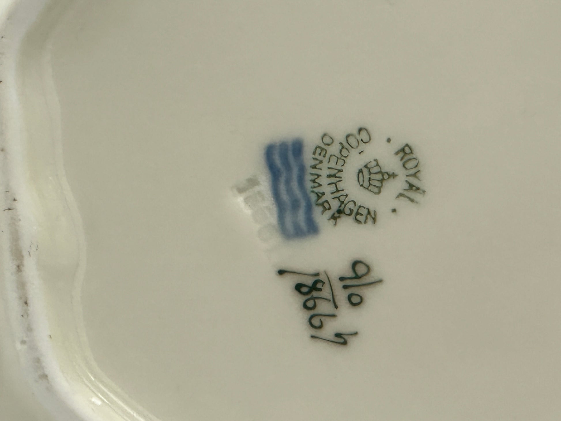 Royal Copenhagen - Frijsenborg - Leaf bowl - No 1866 - 23cm x 17cm cute bowl Scandinapan