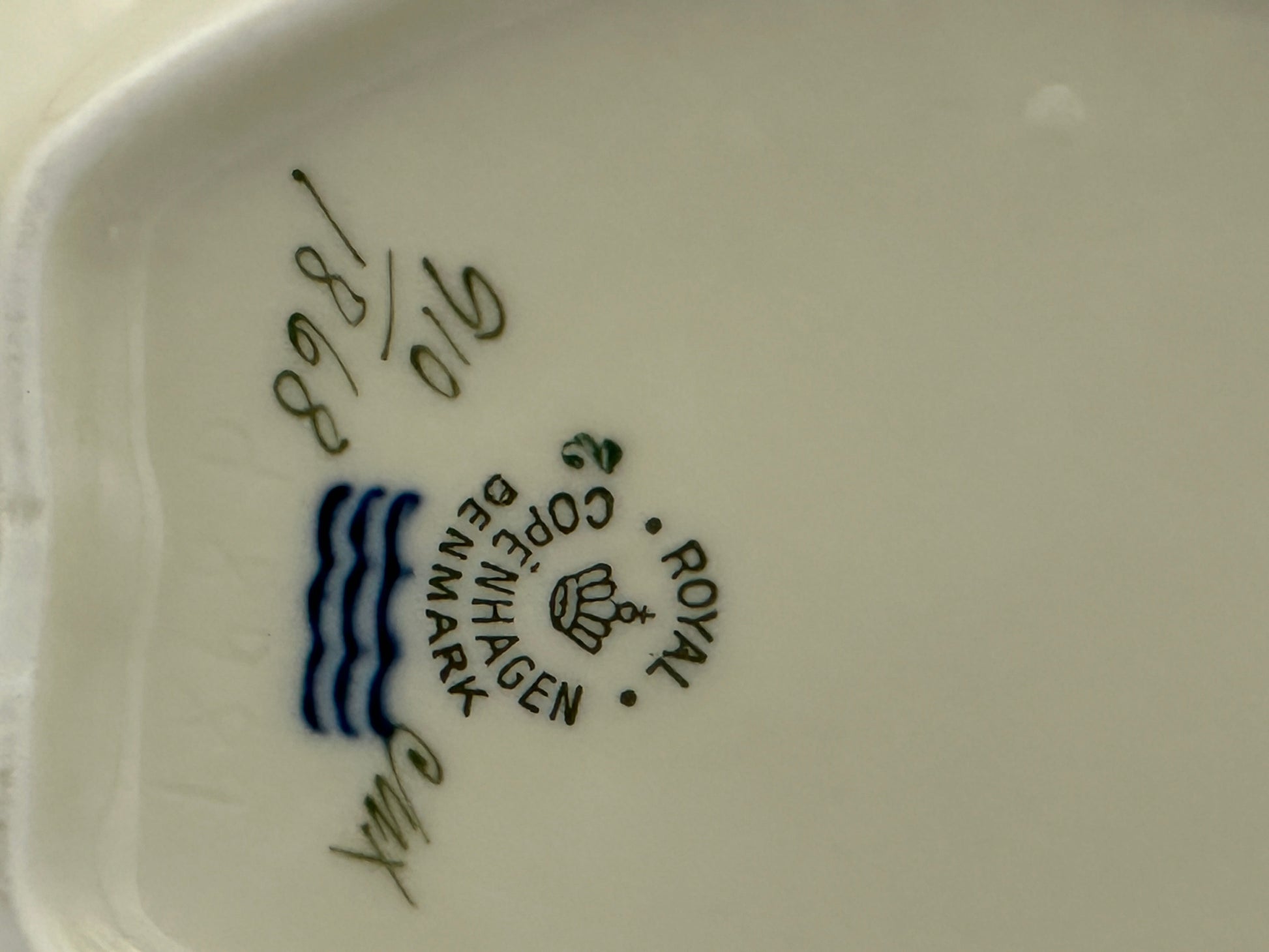 Royal Copenhagen - Frijsenborg - Leaf bowl - No 1868 - Cute bowl Scandinapan