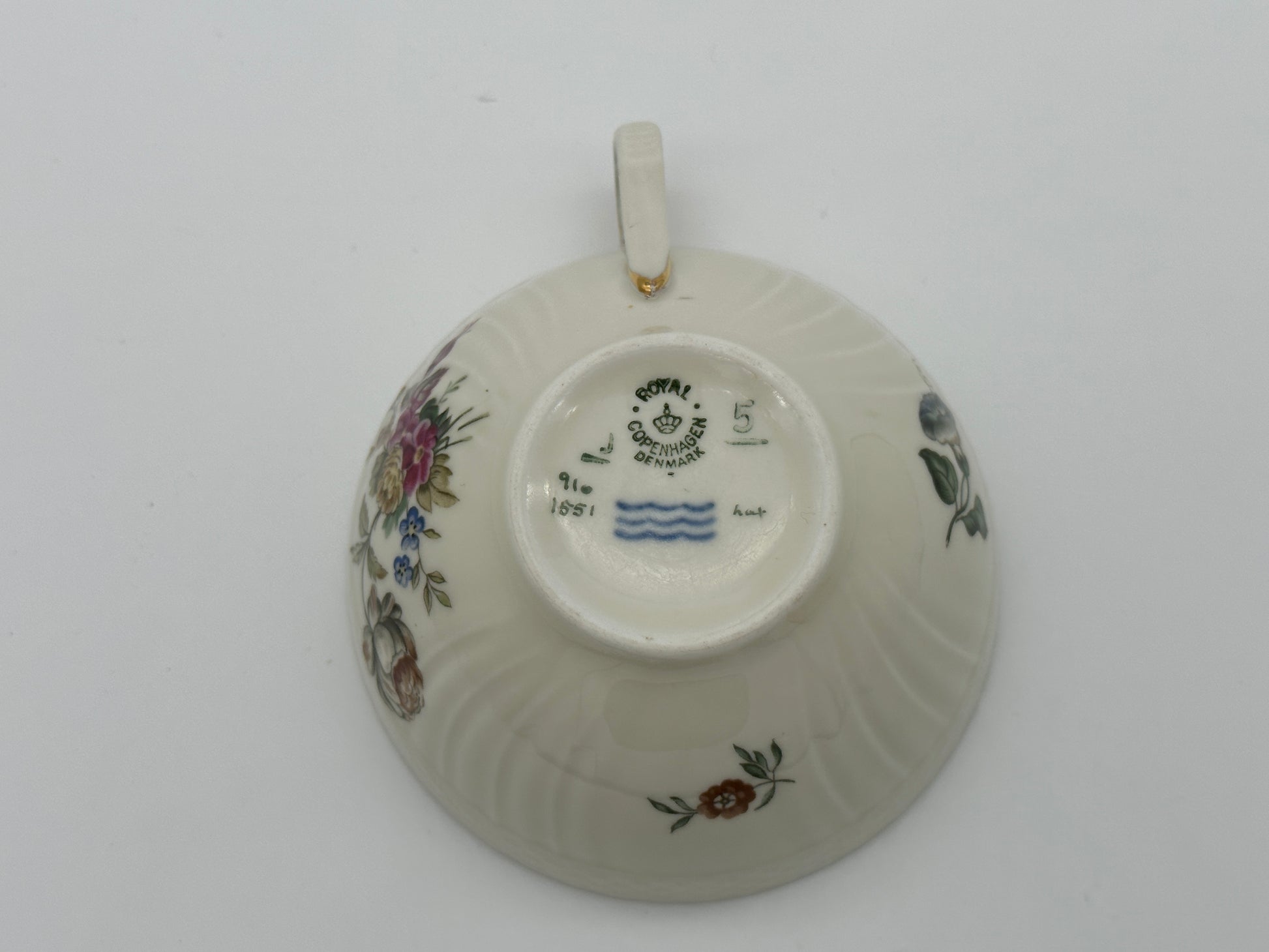 Royal Copenhagen - Frijsenborg - Tea Cup and Saucer set - No 1551 Scandinapan