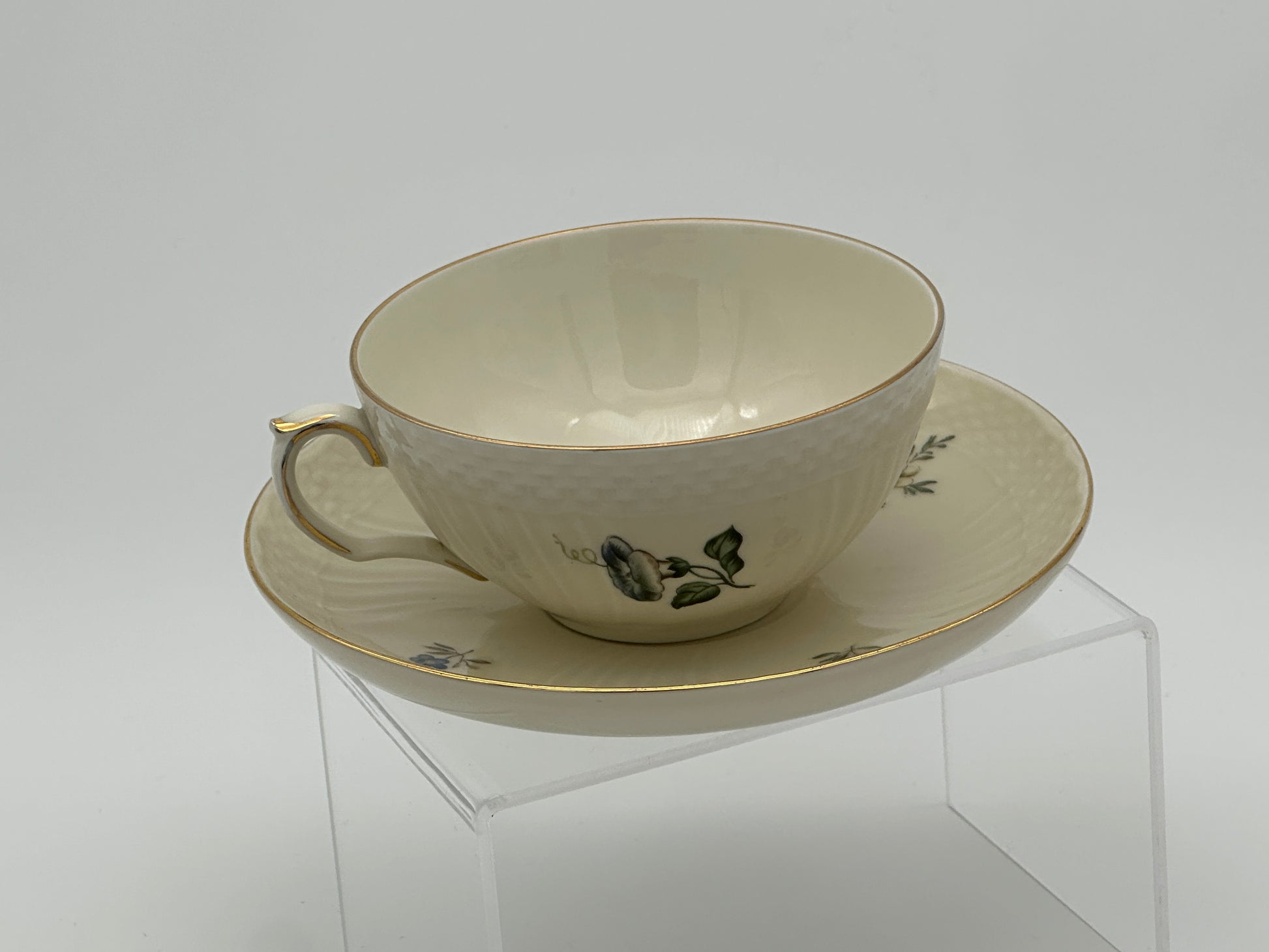 Royal Copenhagen - Frijsenborg - Tea Cup and Saucer set - No 1551 Scandinapan