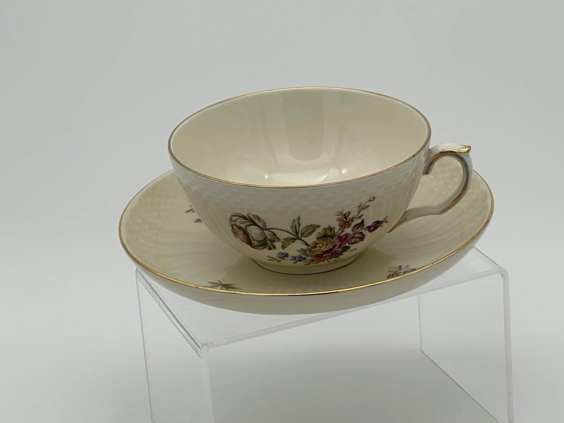 Royal Copenhagen - Frijsenborg - Tea Cup and Saucer set - No 1551 Scandinapan