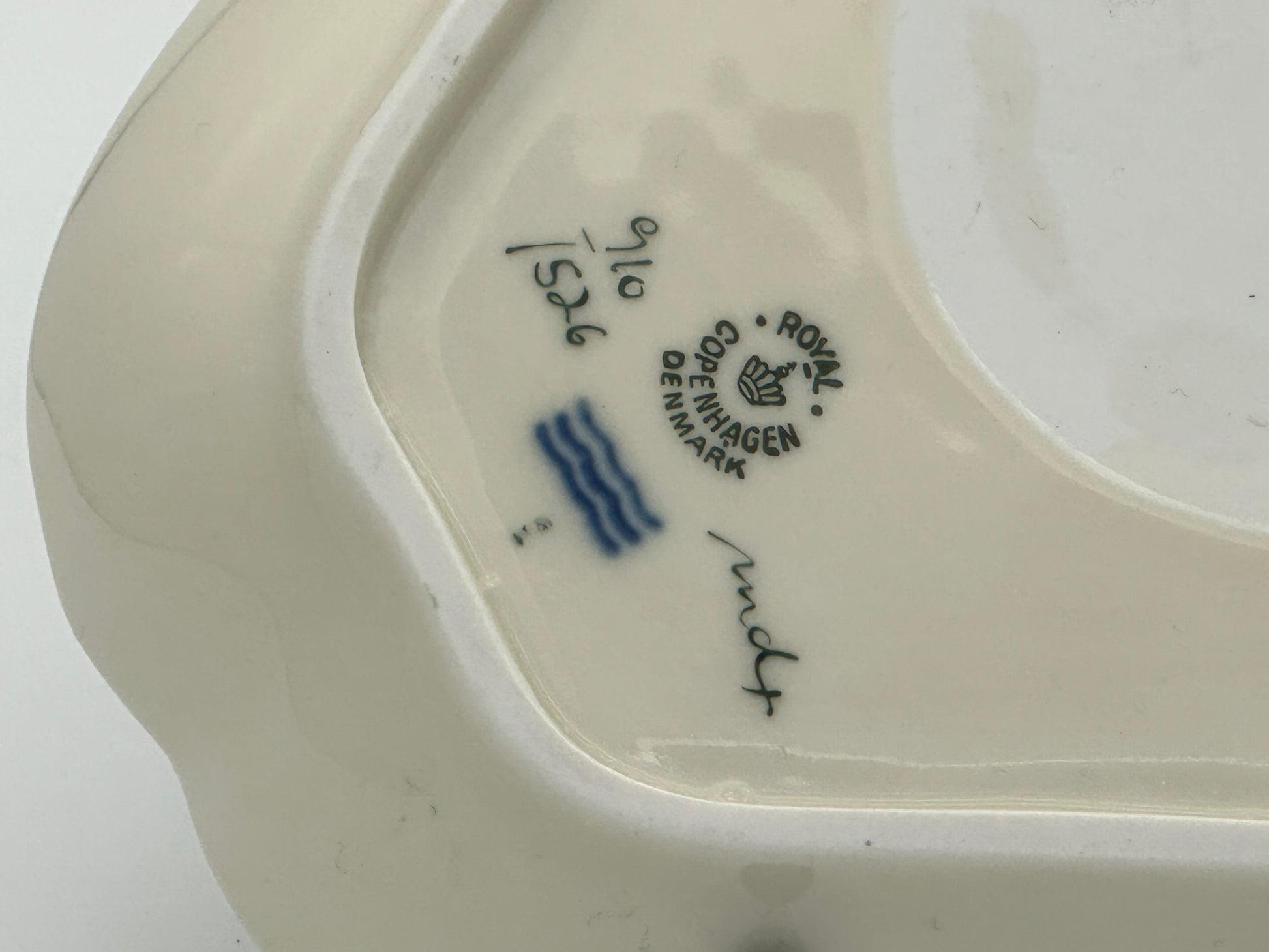 Royal Copenhagen - Frijsenborg - Triangular serving bowl - 20.5 cm - NO 1526 - Cute bowl - Triangular bowl - vintage bowl Scandinapan