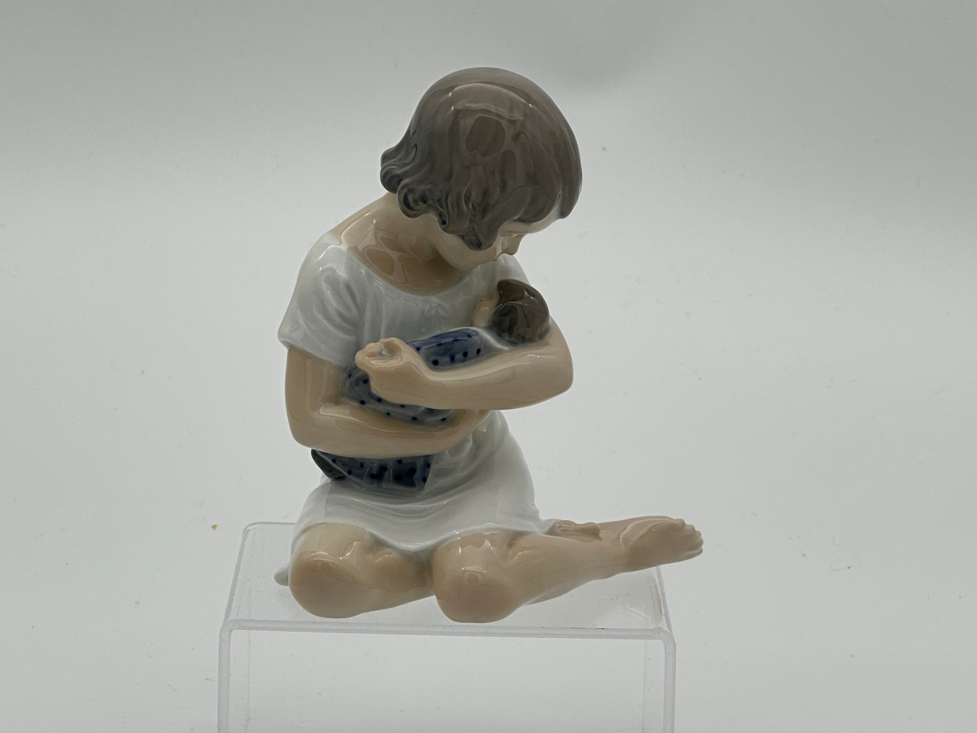 Royal Copenhagen - Girl with doll - No 1938 - 1960 - 13cm - Cute figurine - vintage figurine - old figurine -Scandinapan