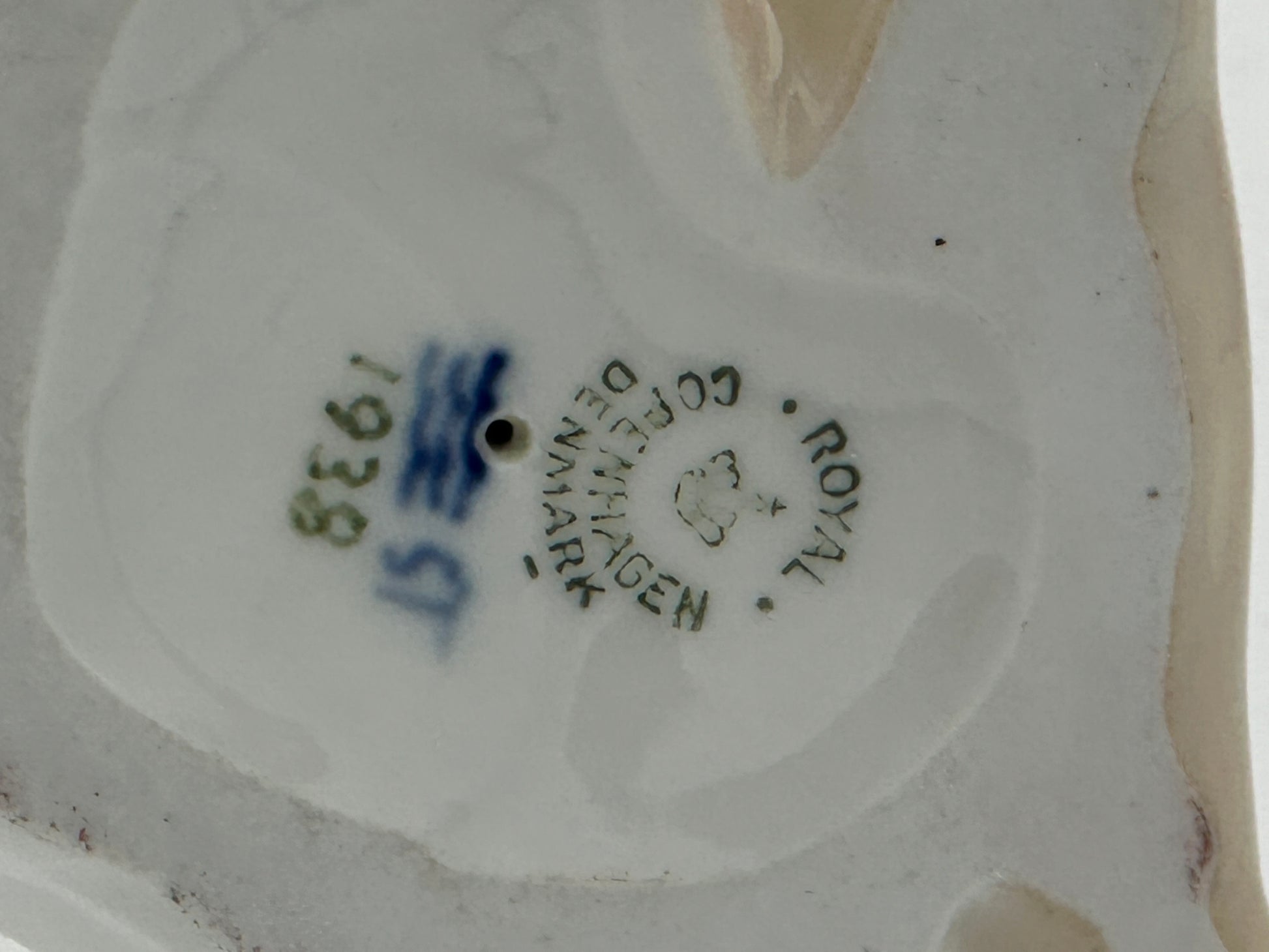 Royal Copenhagen - Girl with doll - No 1938 - 1960 - 13cm - Cute figurine - vintage figurine - old figurine -Scandinapan