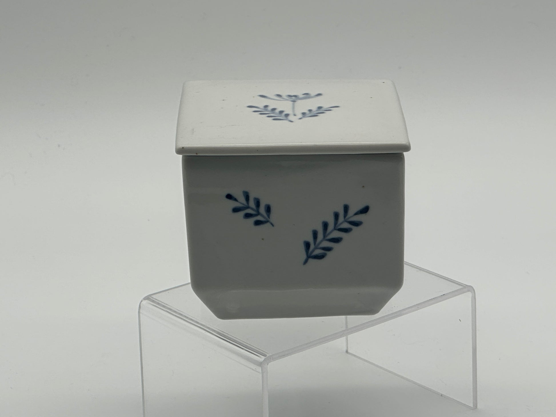 SETO - Bowl with lid - White with blue flower decorations - 9cm wide - Sometsuke Scandinapan