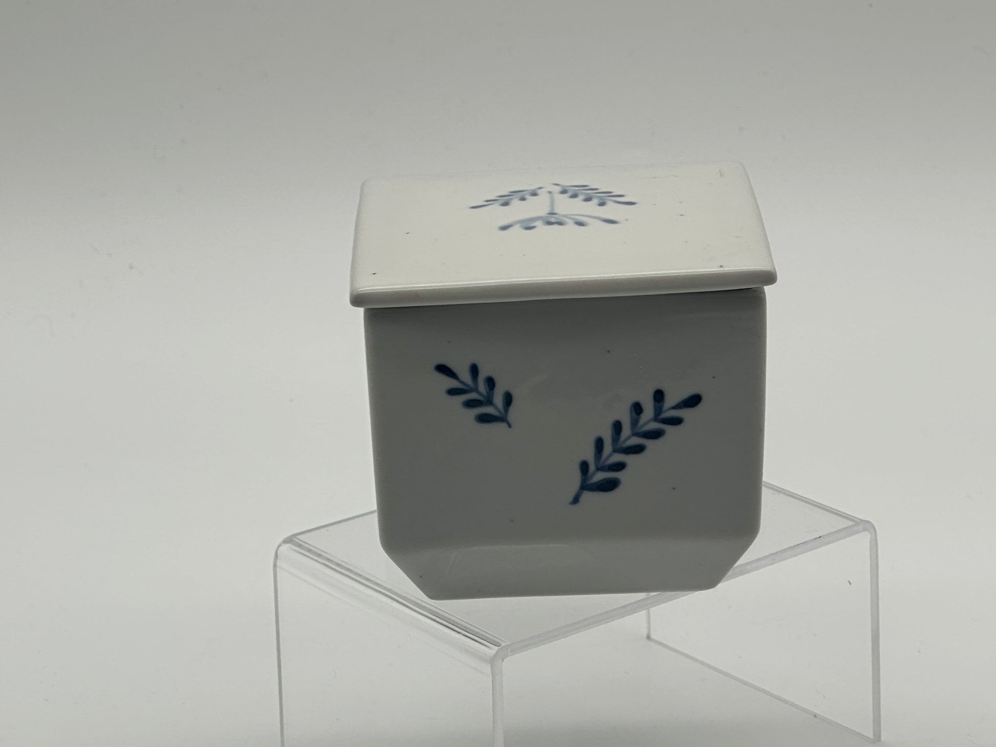 SETO - Bowl with lid - White with blue flower decorations - 9cm wide - Sometsuke Scandinapan