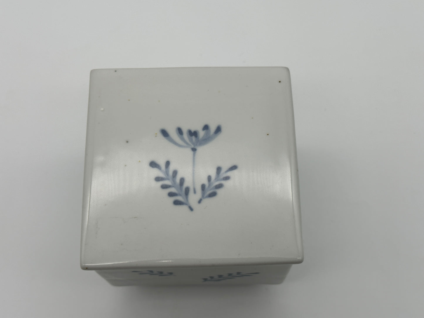 SETO - Bowl with lid - White with blue flower decorations - 9cm wide - Sometsuke Scandinapan