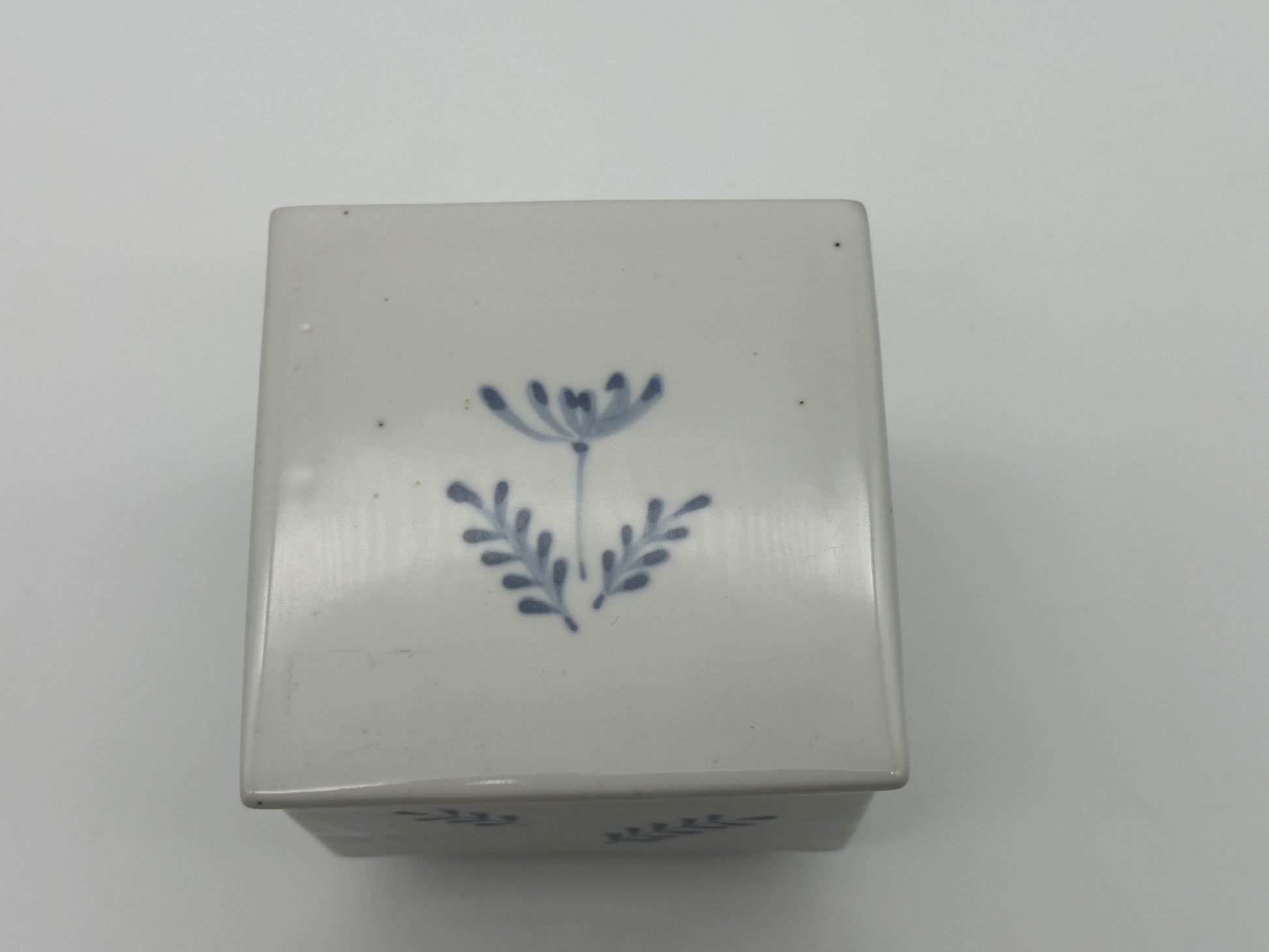 SETO - Bowl with lid - White with blue flower decorations - 9cm wide - Sometsuke Scandinapan