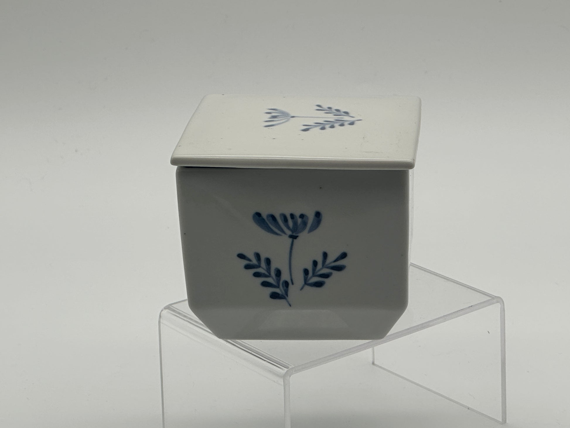 SETO - Bowl with lid - White with blue flower decorations - 9cm wide - Sometsuke Scandinapan