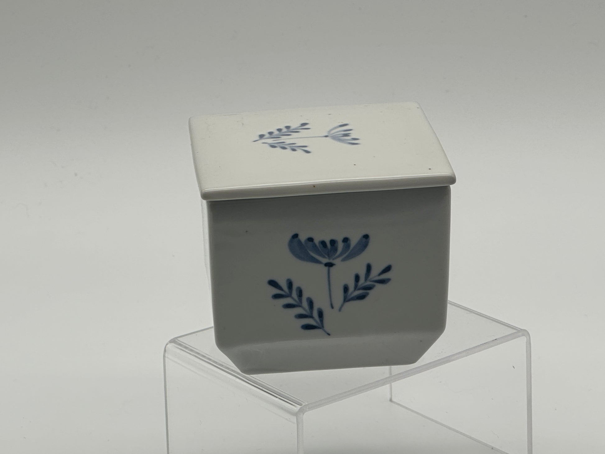 SETO - Bowl with lid - White with blue flower decorations - 9cm wide - Sometsuke Scandinapan