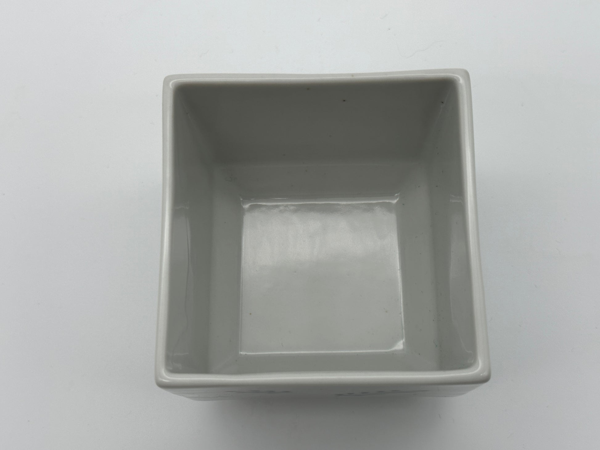 SETO - Bowl with lid - White with blue flower decorations - 9cm wide - Sometsuke Scandinapan