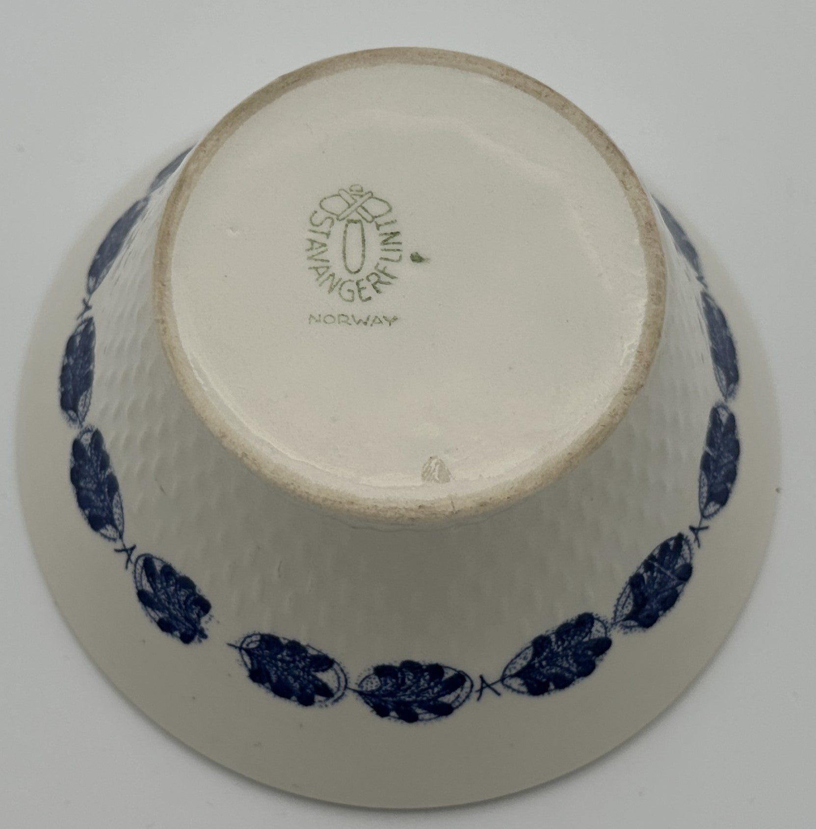 Stavangerflint - Bowl - Blue leafs - Ø13.5cm Scandinapan