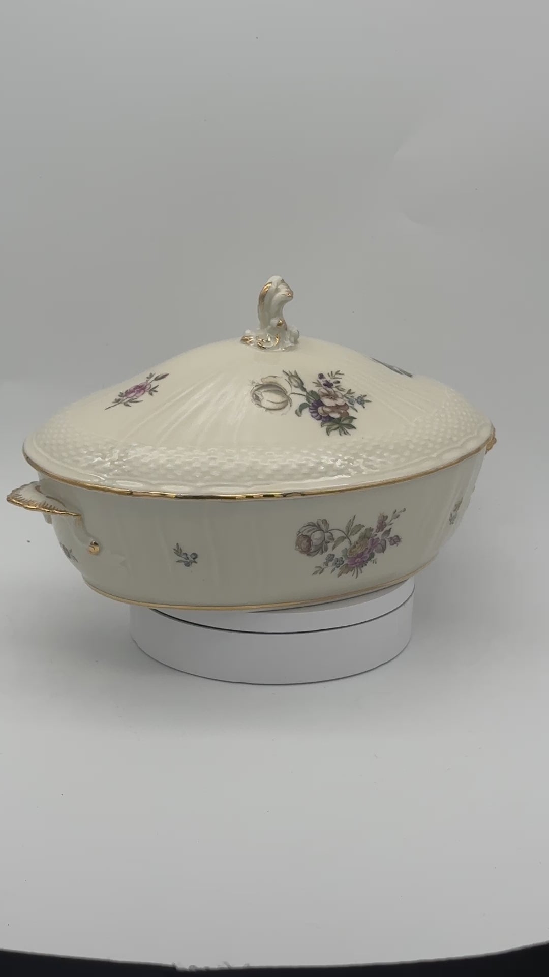 Oval lided bowl from Royal Copenhagen Frijsenborg collection. 910/1702