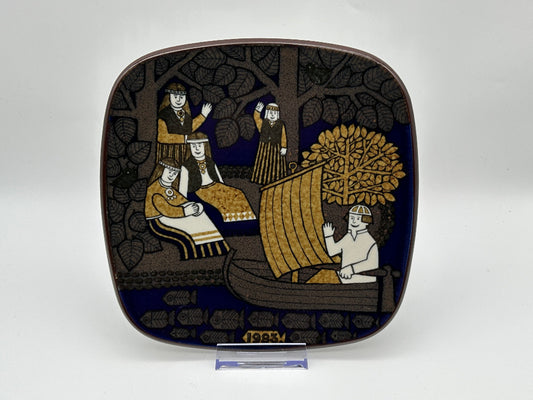 Beautiful annual plate from Arabia Finland - year 1983. Plaque.
