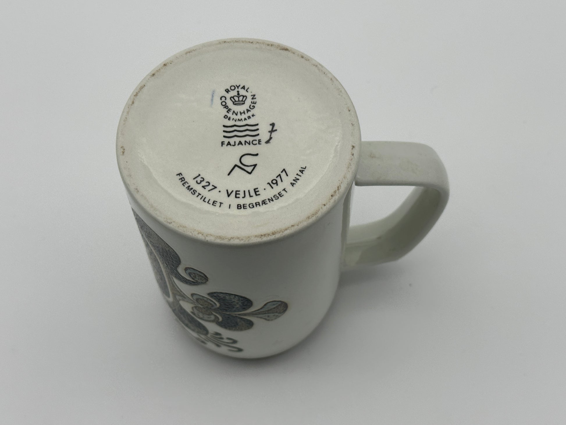 Royal Copenhagen - City mug - Vejle - 1327 - Nils Thorsson Scandinapan