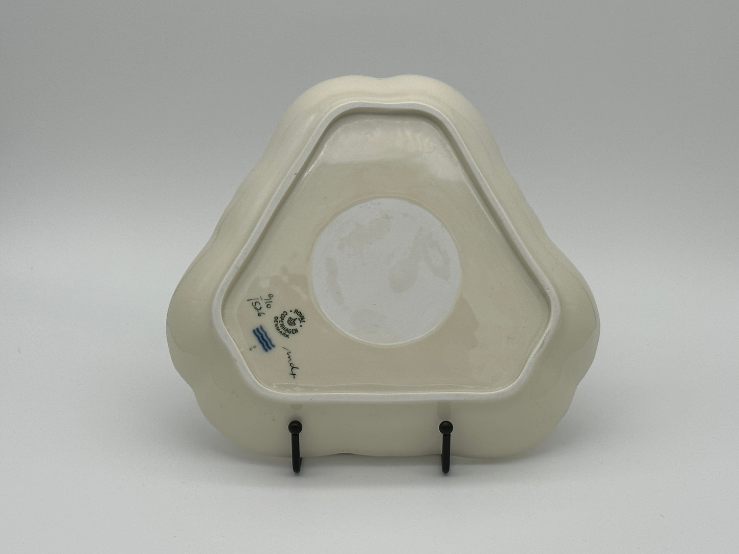 Royal Copenhagen - Frijsenborg - Triangular serving bowl - 20.5 cm - NO 1526 - Cute bowl - Triangular bowl - vintage bowl Scandinapan
