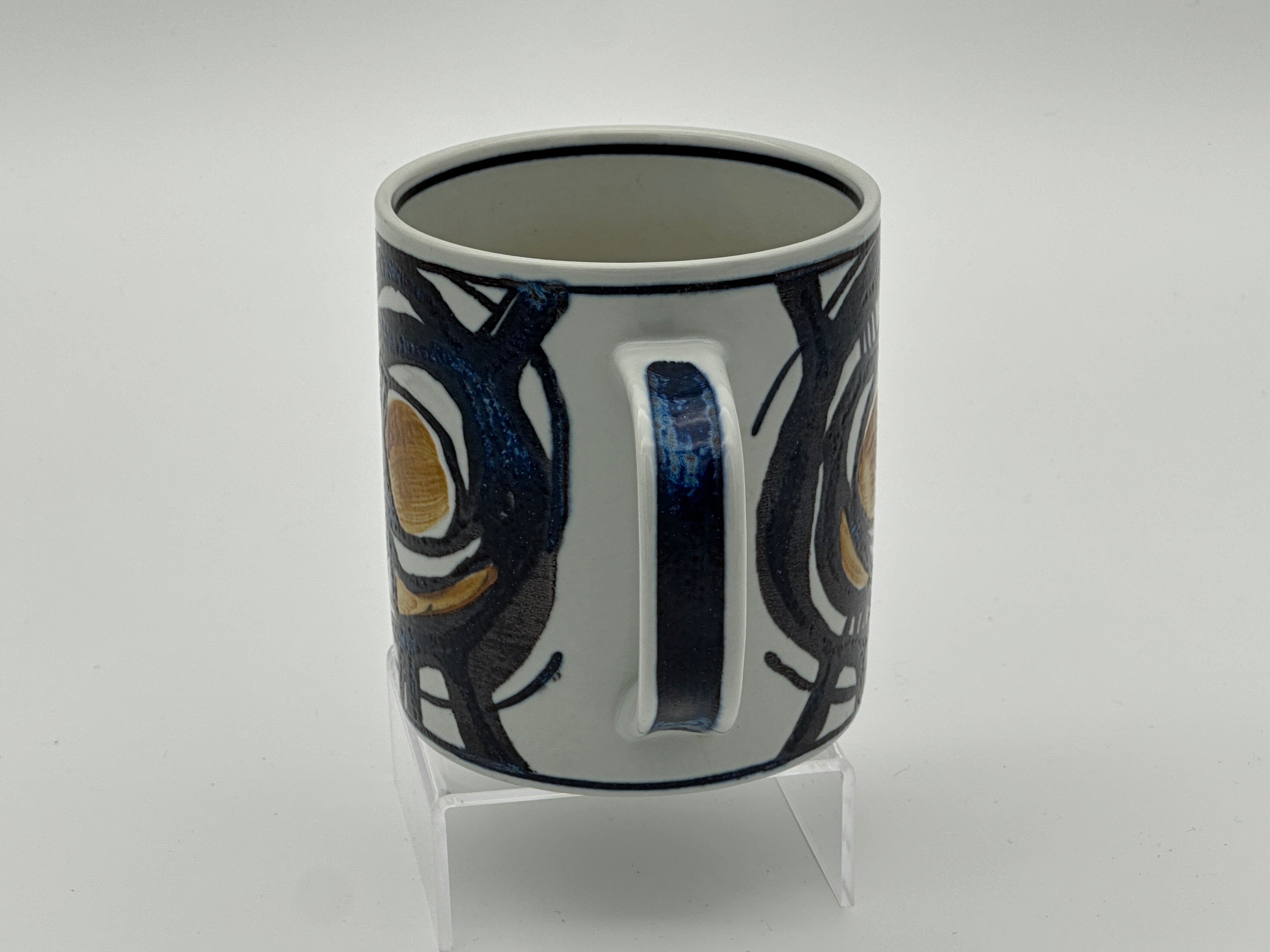 Royal Copenhagen - Lovely ceramic mug - Aluminia cheapest - Designed by Gerd Hiort Petersen - Made in Denmark 1973.