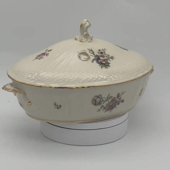 Oval lided bowl from Royal Copenhagen Frijsenborg collection. 910/1702